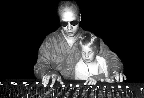 Vater und Sohn am Mischpult